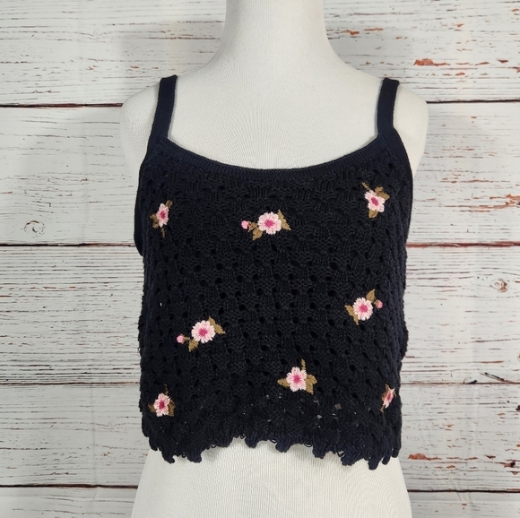 Tops - ARIZONA JEAN CO Black And Floral Crochet Cropped Tank Top (M)